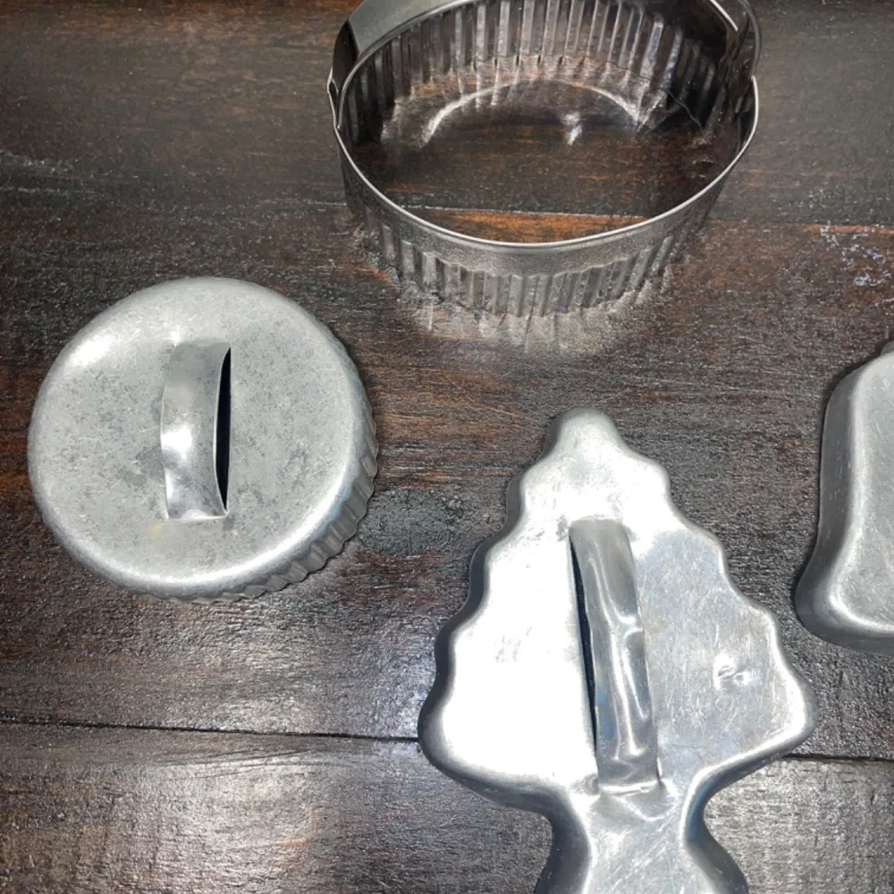 4 Vintage Aluminum Metal Christmas Tree Bell &‎ Serrated Cookie Cutter W/handles